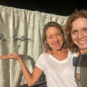 Carla Peterson Instagram - Nan y Poi . Mi hermana y yo. Mi sorellina. La primera q apostó x mi! Ella me descubrió y siempre me apoyó cuando jugábamos, en casa yo era la actriz ella me aplaudía y me daba besos.  La primera vez q actué en el patio del colegio. Se escapo y me brazo en el medio de la muestra de educación física! (Foto2)Ese abrazo tal vez fue la muestra de confianza en mi que necesitaba para hacer lo que soñaba. Lo que no sabe es q ella es mi idola.  Y que cada vez que nos vemos me hace tan feliz.  Y que cuando se va empiezo a hacer planes para volver a verla.  Obvio que nos seguimos peleando como cuando éramos chicas . Eso que sólo las hermanas sabemos qué pasa, y al segundo nos estamos riendo. Mi hermana es la mejor! Es genial divertida y brillante. La quiero y no hay distancia que nos separe. Ella está siempre en los momentos fundamentales. Con su sonrisa gigante!