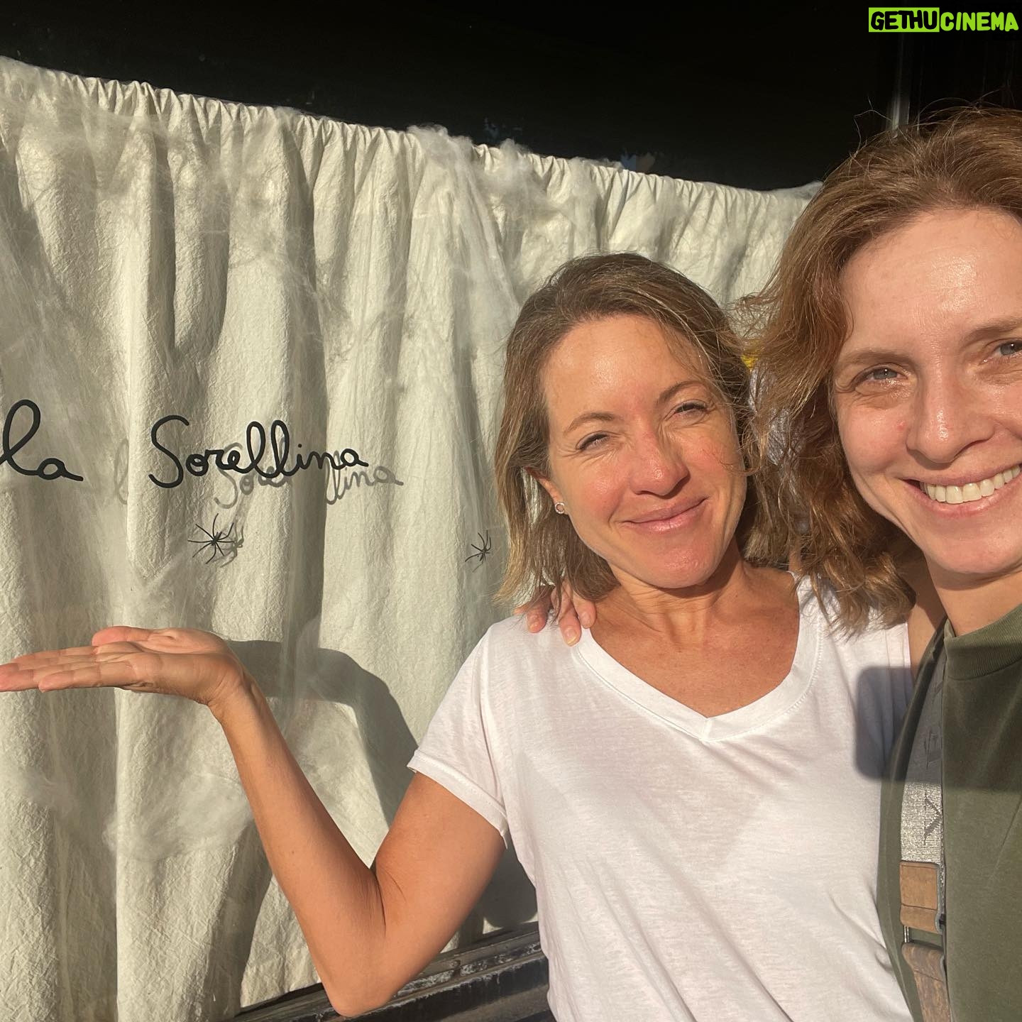 Carla Peterson - 24.9K Likes - Nan y Poi . Mi hermana y yo. Mi sorellina. La primera q apostó x mi! Ella me descubrió y siempre me apoyó cuando jugábamos, en casa yo era la actriz ella me aplaudía y me daba besos. La primera vez q actué en el patio del colegio. Se escapo y me brazo en el medio de la muestra de educación física! (Foto2)Ese abrazo tal vez fue la muestra de confianza en mi que necesitaba para hacer lo que soñaba. Lo que no sabe es q ella es mi idola. Y que cada vez que nos vemos me hace tan feliz. Y que cuando se va empiezo a hacer planes para volver a verla. Obvio que nos seguimos peleando como cuando éramos chicas . Eso que sólo las hermanas sabemos qué pasa, y al segundo nos estamos riendo. Mi hermana es la mejor! Es genial divertida y brillante. La quiero y no hay distancia que nos separe. Ella está siempre en los momentos fundamentales. Con su sonrisa gigante!