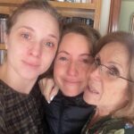 Carla Peterson Instagram - Nan y Poi . Mi hermana y yo. Mi sorellina. La primera q apostó x mi! Ella me descubrió y siempre me apoyó cuando jugábamos, en casa yo era la actriz ella me aplaudía y me daba besos. La primera vez q actué en el patio del colegio. Se escapo y me brazo en el medio de la muestra de educación física! (Foto2)Ese abrazo tal vez fue la muestra de confianza en mi que necesitaba para hacer lo que soñaba. Lo que no sabe es q ella es mi idola. Y que cada vez que nos vemos me hace tan feliz. Y que cuando se va empiezo a hacer planes para volver a verla. Obvio que nos seguimos peleando como cuando éramos chicas . Eso que sólo las hermanas sabemos qué pasa, y al segundo nos estamos riendo. Mi hermana es la mejor! Es genial divertida y brillante. La quiero y no hay distancia que nos separe. Ella está siempre en los momentos fundamentales. Con su sonrisa gigante!