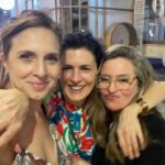 Carla Peterson Instagram - A partir de Hoy podes ver @nomerompanlapelicula en NETFLIX !!!! Queeeeeee?????? Si amigacha y tambien amigachos… @netflix @chenetflix @netflixlat @netflixesp Nosotras anoche festejamos haber hecho esta película tan divertida . Parte del grupo está en las fotos el resto en nuestros corazones! Algunas del team. Aguante La VaNDA 🪻del rescate.!!! Y si te gusta dale LiKe . Fuerte ese aplauso!! @julietadiaz77 sos una actriz importante y divertida! @pan.contenidos @habitacion_1520_producciones @tigerhouseprod @sandrarojas0 @jaz_rodriguezduca @eugeniaguerty