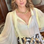 Carla Peterson Instagram - El 28 de febrero llega la nueva temporada de TERAPIA ALTERNATIVA a @starplusla y yo me enciendo de felicidad que alegría me da compartirlo con ustedes. No se la pierdan . Dirigida por @anina_katz .conoces a Selva , te atenderías con ella? . Estilismo @rominagiangreco para @rfgstylecoaching Pelo y maquillaje @nanogmd @oldistore falda y camisa @sintesisdesign joyas