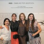 Carla Peterson Instagram - No se pierdan esta muestra feliz y conmovedora . Las fotos de la gran y queridísima @noralezano @red_familiasxadopcion en @elrecoleta La perfecta coincidencia universal que supone el encuentro entre personas, es más poderosa que la mera circunstancia de haber salido de determinado cuerpo. La importancia del linaje ha estado históricamente unida a uno de los motivos más prosaicos y ajenos a cualquier tipo de amor: la posesión. Mientras ese mandato somete a adultos y niños a padecerlo, se sobredimensiona la crianza de hijos de otra sangre, desnaturalizando un mecanismo de supervivencia tan antiguo como el mundo: prácticamente todos los seres del reino animal son capaces de asumir el amparo de crías ajenas. Frases como “la sangre tira” tergiversan la realidad y evitan la verdad. A los vínculos hay que construirlos. Si observamos el misterio del destino, sabremos que un ser que no alcanza a nacer de determinado cuerpo, consigue hacerlo de otro vientre, para cruzarse luego al cobijo de su madre o padre que lo esperan. Del mismo modo, quien ha gestado y no logra asumir la feroz responsabilidad de la crianza, puede permitir que otro lo haga en su nombre. Venir al mundo dentro de determinado seno familiar es un accidente biológico que conlleva, en todo caso, pruebas de orden espiritual que quizás esa alma se impuso para evolucionar. El desafío de su elevación puede involucrar ser criada por quien no la parió. Y esa es la cuna de la diversidad más pura. Nacer de un vientre no te hace hijo; ser amado, cuidado, nutrido y acompañado, sí. Parir no te hace madre, procrear no te hace padre, criar sí. Inés Estévez