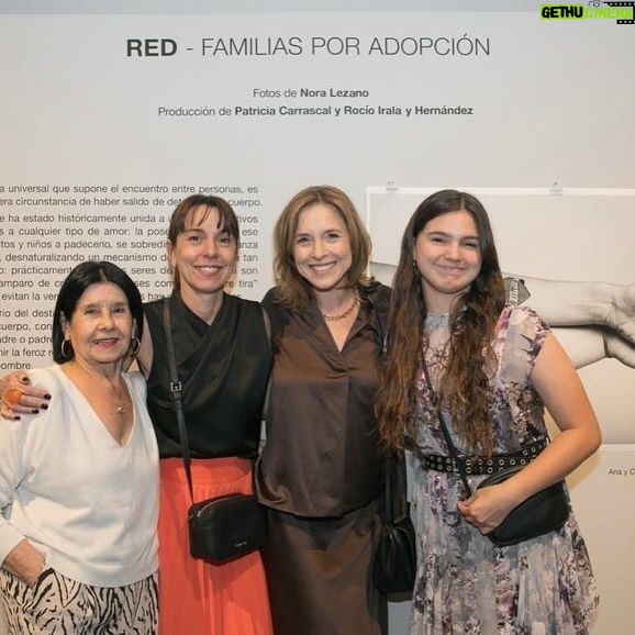 Carla Peterson Instagram - No se pierdan esta muestra feliz y conmovedora . Las fotos de la gran y queridísima @noralezano @red_familiasxadopcion en @elrecoleta La perfecta coincidencia universal que supone el encuentro entre personas, es más poderosa que la mera circunstancia de haber salido de determinado cuerpo. La importancia del linaje ha estado históricamente unida a uno de los motivos más prosaicos y ajenos a cualquier tipo de amor: la posesión. Mientras ese mandato somete a adultos y niños a padecerlo, se sobredimensiona la crianza de hijos de otra sangre, desnaturalizando un mecanismo de supervivencia tan antiguo como el mundo: prácticamente todos los seres del reino animal son capaces de asumir el amparo de crías ajenas. Frases como “la sangre tira” tergiversan la realidad y evitan la verdad. A los vínculos hay que construirlos. Si observamos el misterio del destino, sabremos que un ser que no alcanza a nacer de determinado cuerpo, consigue hacerlo de otro vientre, para cruzarse luego al cobijo de su madre o padre que lo esperan. Del mismo modo, quien ha gestado y no logra asumir la feroz responsabilidad de la crianza, puede permitir que otro lo haga en su nombre. Venir al mundo dentro de determinado seno familiar es un accidente biológico que conlleva, en todo caso, pruebas de orden espiritual que quizás esa alma se impuso para evolucionar. El desafío de su elevación puede involucrar ser criada por quien no la parió. Y esa es la cuna de la diversidad más pura. Nacer de un vientre no te hace hijo; ser amado, cuidado, nutrido y acompañado, sí. Parir no te hace madre, procrear no te hace padre, criar sí. Inés Estévez