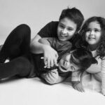 Carla Peterson Instagram - No se pierdan esta muestra feliz y conmovedora . Las fotos de la gran y queridísima @noralezano @red_familiasxadopcion en @elrecoleta La perfecta coincidencia universal que supone el encuentro entre personas, es más poderosa que la mera circunstancia de haber salido de determinado cuerpo. La importancia del linaje ha estado históricamente unida a uno de los motivos más prosaicos y ajenos a cualquier tipo de amor: la posesión. Mientras ese mandato somete a adultos y niños a padecerlo, se sobredimensiona la crianza de hijos de otra sangre, desnaturalizando un mecanismo de supervivencia tan antiguo como el mundo: prácticamente todos los seres del reino animal son capaces de asumir el amparo de crías ajenas. Frases como “la sangre tira” tergiversan la realidad y evitan la verdad. A los vínculos hay que construirlos. Si observamos el misterio del destino, sabremos que un ser que no alcanza a nacer de determinado cuerpo, consigue hacerlo de otro vientre, para cruzarse luego al cobijo de su madre o padre que lo esperan. Del mismo modo, quien ha gestado y no logra asumir la feroz responsabilidad de la crianza, puede permitir que otro lo haga en su nombre. Venir al mundo dentro de determinado seno familiar es un accidente biológico que conlleva, en todo caso, pruebas de orden espiritual que quizás esa alma se impuso para evolucionar. El desafío de su elevación puede involucrar ser criada por quien no la parió. Y esa es la cuna de la diversidad más pura. Nacer de un vientre no te hace hijo; ser amado, cuidado, nutrido y acompañado, sí. Parir no te hace madre, procrear no te hace padre, criar sí. Inés Estévez