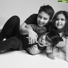 Carla Peterson Instagram - No se pierdan esta muestra feliz y conmovedora . Las fotos de la gran y queridísima @noralezano @red_familiasxadopcion en @elrecoleta La perfecta coincidencia universal que supone el encuentro entre personas, es más poderosa que la mera circunstancia de haber salido de determinado cuerpo. La importancia del linaje ha estado históricamente unida a uno de los motivos más prosaicos y ajenos a cualquier tipo de amor: la posesión. Mientras ese mandato somete a adultos y niños a padecerlo, se sobredimensiona la crianza de hijos de otra sangre, desnaturalizando un mecanismo de supervivencia tan antiguo como el mundo: prácticamente todos los seres del reino animal son capaces de asumir el amparo de crías ajenas. Frases como “la sangre tira” tergiversan la realidad y evitan la verdad. A los vínculos hay que construirlos. Si observamos el misterio del destino, sabremos que un ser que no alcanza a nacer de determinado cuerpo, consigue hacerlo de otro vientre, para cruzarse luego al cobijo de su madre o padre que lo esperan. Del mismo modo, quien ha gestado y no logra asumir la feroz responsabilidad de la crianza, puede permitir que otro lo haga en su nombre. Venir al mundo dentro de determinado seno familiar es un accidente biológico que conlleva, en todo caso, pruebas de orden espiritual que quizás esa alma se impuso para evolucionar. El desafío de su elevación puede involucrar ser criada por quien no la parió. Y esa es la cuna de la diversidad más pura. Nacer de un vientre no te hace hijo; ser amado, cuidado, nutrido y acompañado, sí. Parir no te hace madre, procrear no te hace padre, criar sí. Inés Estévez