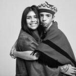 Carla Peterson Instagram - No se pierdan esta muestra feliz y conmovedora . Las fotos de la gran y queridísima @noralezano @red_familiasxadopcion en @elrecoleta La perfecta coincidencia universal que supone el encuentro entre personas, es más poderosa que la mera circunstancia de haber salido de determinado cuerpo. La importancia del linaje ha estado históricamente unida a uno de los motivos más prosaicos y ajenos a cualquier tipo de amor: la posesión. Mientras ese mandato somete a adultos y niños a padecerlo, se sobredimensiona la crianza de hijos de otra sangre, desnaturalizando un mecanismo de supervivencia tan antiguo como el mundo: prácticamente todos los seres del reino animal son capaces de asumir el amparo de crías ajenas. Frases como “la sangre tira” tergiversan la realidad y evitan la verdad. A los vínculos hay que construirlos. Si observamos el misterio del destino, sabremos que un ser que no alcanza a nacer de determinado cuerpo, consigue hacerlo de otro vientre, para cruzarse luego al cobijo de su madre o padre que lo esperan. Del mismo modo, quien ha gestado y no logra asumir la feroz responsabilidad de la crianza, puede permitir que otro lo haga en su nombre. Venir al mundo dentro de determinado seno familiar es un accidente biológico que conlleva, en todo caso, pruebas de orden espiritual que quizás esa alma se impuso para evolucionar. El desafío de su elevación puede involucrar ser criada por quien no la parió. Y esa es la cuna de la diversidad más pura. Nacer de un vientre no te hace hijo; ser amado, cuidado, nutrido y acompañado, sí. Parir no te hace madre, procrear no te hace padre, criar sí. Inés Estévez