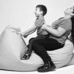 Carla Peterson Instagram - No se pierdan esta muestra feliz y conmovedora . Las fotos de la gran y queridísima @noralezano @red_familiasxadopcion en @elrecoleta La perfecta coincidencia universal que supone el encuentro entre personas, es más poderosa que la mera circunstancia de haber salido de determinado cuerpo. La importancia del linaje ha estado históricamente unida a uno de los motivos más prosaicos y ajenos a cualquier tipo de amor: la posesión. Mientras ese mandato somete a adultos y niños a padecerlo, se sobredimensiona la crianza de hijos de otra sangre, desnaturalizando un mecanismo de supervivencia tan antiguo como el mundo: prácticamente todos los seres del reino animal son capaces de asumir el amparo de crías ajenas. Frases como “la sangre tira” tergiversan la realidad y evitan la verdad. A los vínculos hay que construirlos. Si observamos el misterio del destino, sabremos que un ser que no alcanza a nacer de determinado cuerpo, consigue hacerlo de otro vientre, para cruzarse luego al cobijo de su madre o padre que lo esperan. Del mismo modo, quien ha gestado y no logra asumir la feroz responsabilidad de la crianza, puede permitir que otro lo haga en su nombre. Venir al mundo dentro de determinado seno familiar es un accidente biológico que conlleva, en todo caso, pruebas de orden espiritual que quizás esa alma se impuso para evolucionar. El desafío de su elevación puede involucrar ser criada por quien no la parió. Y esa es la cuna de la diversidad más pura. Nacer de un vientre no te hace hijo; ser amado, cuidado, nutrido y acompañado, sí. Parir no te hace madre, procrear no te hace padre, criar sí. Inés Estévez