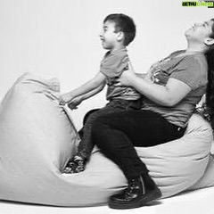 Carla Peterson Instagram - No se pierdan esta muestra feliz y conmovedora . Las fotos de la gran y queridísima @noralezano @red_familiasxadopcion en @elrecoleta La perfecta coincidencia universal que supone el encuentro entre personas, es más poderosa que la mera circunstancia de haber salido de determinado cuerpo. La importancia del linaje ha estado históricamente unida a uno de los motivos más prosaicos y ajenos a cualquier tipo de amor: la posesión. Mientras ese mandato somete a adultos y niños a padecerlo, se sobredimensiona la crianza de hijos de otra sangre, desnaturalizando un mecanismo de supervivencia tan antiguo como el mundo: prácticamente todos los seres del reino animal son capaces de asumir el amparo de crías ajenas. Frases como “la sangre tira” tergiversan la realidad y evitan la verdad. A los vínculos hay que construirlos. Si observamos el misterio del destino, sabremos que un ser que no alcanza a nacer de determinado cuerpo, consigue hacerlo de otro vientre, para cruzarse luego al cobijo de su madre o padre que lo esperan. Del mismo modo, quien ha gestado y no logra asumir la feroz responsabilidad de la crianza, puede permitir que otro lo haga en su nombre. Venir al mundo dentro de determinado seno familiar es un accidente biológico que conlleva, en todo caso, pruebas de orden espiritual que quizás esa alma se impuso para evolucionar. El desafío de su elevación puede involucrar ser criada por quien no la parió. Y esa es la cuna de la diversidad más pura. Nacer de un vientre no te hace hijo; ser amado, cuidado, nutrido y acompañado, sí. Parir no te hace madre, procrear no te hace padre, criar sí. Inés Estévez