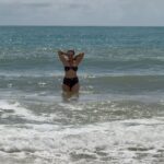 Carla Peterson Instagram - Entrenando en mi lugar favorito. Una rutina corta 6km y refrescada en el mar . Disfrute muchísimo de estos días . Gracias por la hospitalidad y el cariño de siempre. @villasdetrancoso . 🧜‍♀️🌴🌴🌝🥥🍍🌺🌺🌺🌺❤️