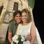 Carla Peterson Instagram - En esta y en todas las vidas te quiero encontrar ! Aniversario de aquel día que nos prometimos amarnos y acompañarnos. Una vez más en el mismo lugar nos dijimos si , con una sonrisa q no me entra en la cara. (Cuando unas flores blancas pueden ser el único testigo, un centro de mesa se convirtió en ramo de novia, encontramos ese fondo maravilloso y si quiero!) #miamor @gugalusto #mismor Gaspar #mifamilia maravilla #gaspar ❤️ #aniversario #marriage 12años.