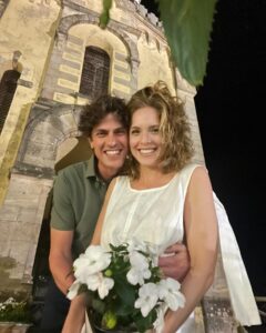 Carla Peterson Instagram - En esta y en todas las vidas te quiero encontrar ! Aniversario de aquel día que nos prometimos amarnos y acompañarnos. Una vez más en el mismo lugar nos dijimos si , con una sonrisa q no me entra en la cara. (Cuando unas flores blancas pueden ser el único testigo, un centro de mesa se convirtió en ramo de novia, encontramos ese fondo maravilloso y si quiero!) #miamor @gugalusto #mismor Gaspar #mifamilia maravilla #gaspar ❤️ #aniversario #marriage 12años.