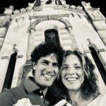 Carla Peterson Instagram - En esta y en todas las vidas te quiero encontrar ! Aniversario de aquel día que nos prometimos amarnos y acompañarnos. Una vez más en el mismo lugar nos dijimos si , con una sonrisa q no me entra en la cara. (Cuando unas flores blancas pueden ser el único testigo, un centro de mesa se convirtió en ramo de novia, encontramos ese fondo maravilloso y si quiero!) #miamor @gugalusto #mismor Gaspar #mifamilia maravilla #gaspar ❤️ #aniversario #marriage 12años.