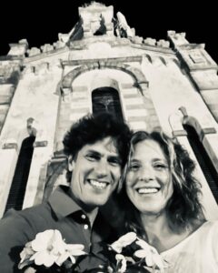 Carla Peterson Instagram - En esta y en todas las vidas te quiero encontrar ! Aniversario de aquel día que nos prometimos amarnos y acompañarnos. Una vez más en el mismo lugar nos dijimos si , con una sonrisa q no me entra en la cara. (Cuando unas flores blancas pueden ser el único testigo, un centro de mesa se convirtió en ramo de novia, encontramos ese fondo maravilloso y si quiero!) #miamor @gugalusto #mismor Gaspar #mifamilia maravilla #gaspar ❤️ #aniversario #marriage 12años.