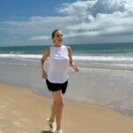 Carla Peterson Instagram - Entrenando en mi lugar favorito. Una rutina corta 6km y refrescada en el mar . Disfrute muchísimo de estos días . Gracias por la hospitalidad y el cariño de siempre. @villasdetrancoso . 🧜‍♀️🌴🌴🌝🥥🍍🌺🌺🌺🌺❤️