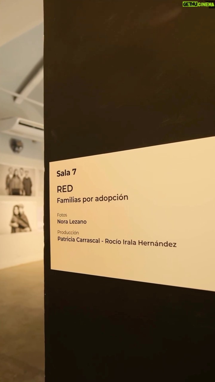 Carla Peterson Instagram - @red_familiasxadopcion es una muestra de fotos y de historias. Historias que ponen el foco en el derecho de todos los niños, niñas y adolescentes a tener una familia. Son 16 familias que nos hablan de amor, de encuentros, y de la construcción de vínculos. Historias diversas que vale la pena conocer. Los esperamos en la sala 7 de @elrecoleta De martes a viernes 13.30 a 22 h Sábados, domingos y feriados 11.15 a 22h Entrada libre y gratuita. Fotos: @noralezano Producción @irala.rocio @carrascal.patricia