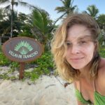 Carla Peterson Instagram - Entrenando en mi lugar favorito. Una rutina corta 6km y refrescada en el mar . Disfrute muchísimo de estos días . Gracias por la hospitalidad y el cariño de siempre. @villasdetrancoso . 🧜‍♀️🌴🌴🌝🥥🍍🌺🌺🌺🌺❤️