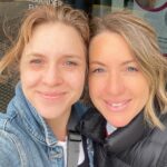 Carla Peterson Instagram - Nan y Poi . Mi hermana y yo. Mi sorellina. La primera q apostó x mi! Ella me descubrió y siempre me apoyó cuando jugábamos, en casa yo era la actriz ella me aplaudía y me daba besos. La primera vez q actué en el patio del colegio. Se escapo y me brazo en el medio de la muestra de educación física! (Foto2)Ese abrazo tal vez fue la muestra de confianza en mi que necesitaba para hacer lo que soñaba. Lo que no sabe es q ella es mi idola. Y que cada vez que nos vemos me hace tan feliz. Y que cuando se va empiezo a hacer planes para volver a verla. Obvio que nos seguimos peleando como cuando éramos chicas . Eso que sólo las hermanas sabemos qué pasa, y al segundo nos estamos riendo. Mi hermana es la mejor! Es genial divertida y brillante. La quiero y no hay distancia que nos separe. Ella está siempre en los momentos fundamentales. Con su sonrisa gigante!