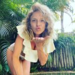 Carla Peterson Instagram - Ojalá sea hasta el año que viene! Final y comienzo de cosas nuevas . Ahora a trabajar mucho para poder volver. Te quiero Brasil! ❤️ 🇧🇷 y que las aguas de marzo cierren este verano especial. ❤️❤️❤️ @carlapbrasil @matheuspiai @amandalemost @mariacozzoli ❤️❤️❤️ @pato.dalpra