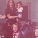 Carla Peterson Instagram - Nan y Poi . Mi hermana y yo. Mi sorellina. La primera q apostó x mi! Ella me descubrió y siempre me apoyó cuando jugábamos, en casa yo era la actriz ella me aplaudía y me daba besos. La primera vez q actué en el patio del colegio. Se escapo y me brazo en el medio de la muestra de educación física! (Foto2)Ese abrazo tal vez fue la muestra de confianza en mi que necesitaba para hacer lo que soñaba. Lo que no sabe es q ella es mi idola. Y que cada vez que nos vemos me hace tan feliz. Y que cuando se va empiezo a hacer planes para volver a verla. Obvio que nos seguimos peleando como cuando éramos chicas . Eso que sólo las hermanas sabemos qué pasa, y al segundo nos estamos riendo. Mi hermana es la mejor! Es genial divertida y brillante. La quiero y no hay distancia que nos separe. Ella está siempre en los momentos fundamentales. Con su sonrisa gigante!