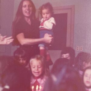 Carla Peterson Instagram - Nan y Poi . Mi hermana y yo. Mi sorellina. La primera q apostó x mi! Ella me descubrió y siempre me apoyó cuando jugábamos, en casa yo era la actriz ella me aplaudía y me daba besos.  La primera vez q actué en el patio del colegio. Se escapo y me brazo en el medio de la muestra de educación física! (Foto2)Ese abrazo tal vez fue la muestra de confianza en mi que necesitaba para hacer lo que soñaba. Lo que no sabe es q ella es mi idola.  Y que cada vez que nos vemos me hace tan feliz.  Y que cuando se va empiezo a hacer planes para volver a verla.  Obvio que nos seguimos peleando como cuando éramos chicas . Eso que sólo las hermanas sabemos qué pasa, y al segundo nos estamos riendo. Mi hermana es la mejor! Es genial divertida y brillante. La quiero y no hay distancia que nos separe. Ella está siempre en los momentos fundamentales. Con su sonrisa gigante!