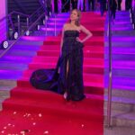 Carla Peterson Instagram - Anoche se entregaron los @martinfierrodelamodaok y me dio mucha alegría haber compartido con tanta gente querida y talentosa esta celebración más que merecida. Mi abuela Felipa inmigrante italiana Era modista y me hacía vestidos sacados de las revistas, un sueño. Me pasaba horas viéndola coser en su Singer a pedal, cuando me llevaba a comprar los botones era la señal q ya casi estaba listo. Y de ahí en más cada vestido se convertía en mi favorito. Sentí que @natacha_morales_disenadora es la diseñadora y modista que representa ese sentimiento de infancia , la dedicación y el amor con el que realiza cada prenda honrando un oficio tan valioso. es enorme la cantidad de gente q me acompañó en distintos momentos de mi vida y mi profesión, fundamentales en el momento de crear personajes , vestuarios de teatro y series. Muchas marcas Argentinas, diseñadores y diseñadoras. Gracias @rominagiangreco por que si premian mi estilo sos vos la que tiene la varita mágica para hacer aparecer tanta belleza. @nanogmd tan talentoso q vas a llegar al infinito, un gran artista del maquillaje y el peinado. Y mi amado @sergiolamensaok el más grande de todos los tiempos. Hay mucho amor detrás de cada cosa . Gracias @aptraorg Martín Fierro de la moda Estilismo y dir. arte @rominagiangreco Producción @rfgstylecoaching Pelo @nanogmd para @sergiolamensaok Maquillaje @nanogmd Vestido de organza de seda natural con apliques de rombos de piel de angel realizados a mano y bordados diseñado y realizado por @natacha_morales_disenadora Joyas @rubirubioficial Zapatos estiletos con talón de moños en raso rosado @lachicadelosstilettos clutch @soyodraz ph @agustinfcibeira