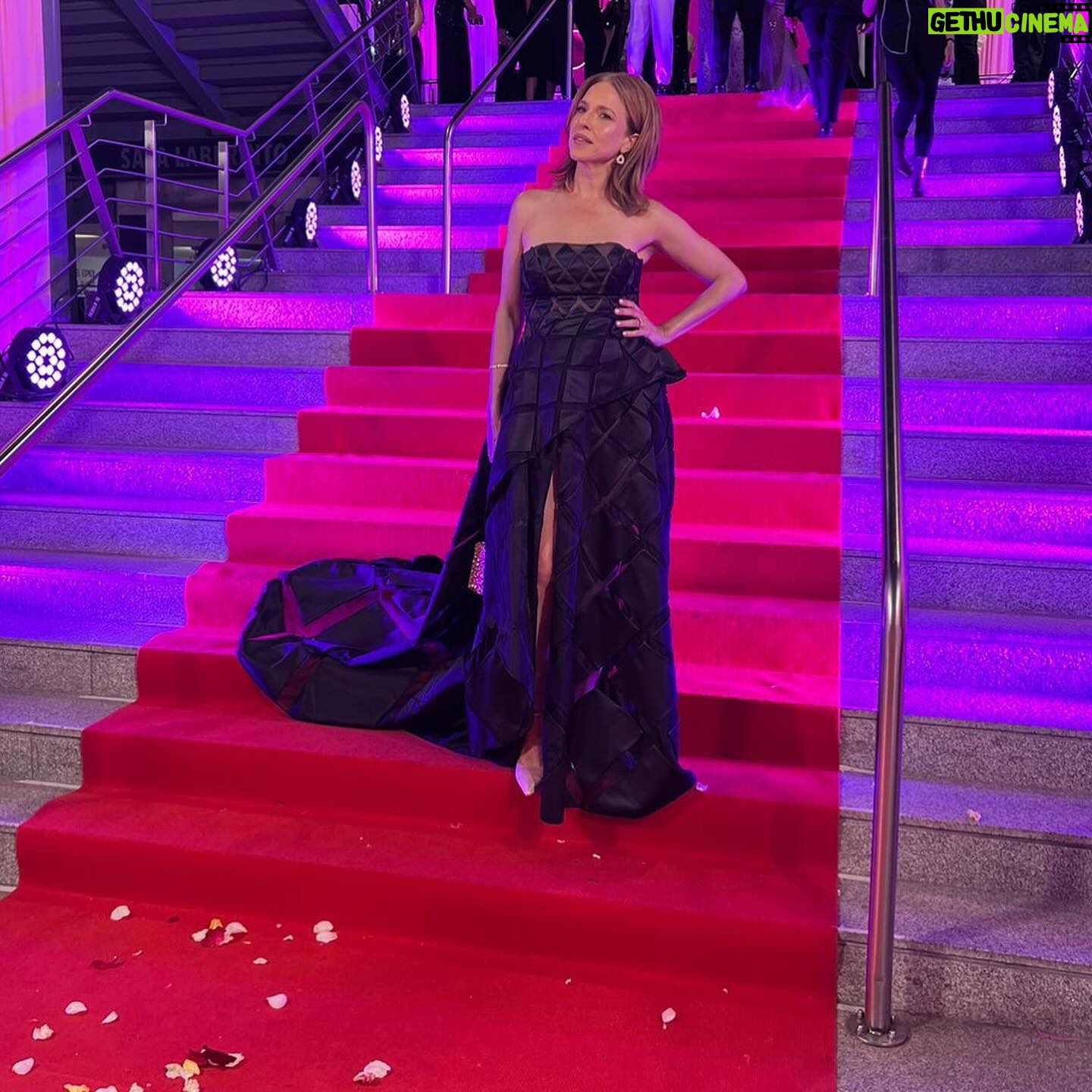 Carla Peterson Instagram - Anoche se entregaron los @martinfierrodelamodaok y me dio mucha alegría haber compartido con tanta gente querida y talentosa esta celebración más que merecida. Mi abuela Felipa inmigrante italiana Era modista y me hacía vestidos sacados de las revistas, un sueño. Me pasaba horas viéndola coser en su Singer a pedal, cuando me llevaba a comprar los botones era la señal q ya casi estaba listo. Y de ahí en más cada vestido se convertía en mi favorito. Sentí que @natacha_morales_disenadora es la diseñadora y modista que representa ese sentimiento de infancia , la dedicación y el amor con el que realiza cada prenda honrando un oficio tan valioso. es enorme la cantidad de gente q me acompañó en distintos momentos de mi vida y mi profesión, fundamentales en el momento de crear personajes , vestuarios de teatro y series. Muchas marcas Argentinas, diseñadores y diseñadoras. Gracias @rominagiangreco por que si premian mi estilo sos vos la que tiene la varita mágica para hacer aparecer tanta belleza. @nanogmd tan talentoso q vas a llegar al infinito, un gran artista del maquillaje y el peinado. Y mi amado @sergiolamensaok el más grande de todos los tiempos. Hay mucho amor detrás de cada cosa . Gracias @aptraorg Martín Fierro de la moda Estilismo y dir. arte @rominagiangreco Producción @rfgstylecoaching Pelo @nanogmd para @sergiolamensaok Maquillaje @nanogmd Vestido de organza de seda natural con apliques de rombos de piel de angel realizados a mano y bordados diseñado y realizado por @natacha_morales_disenadora Joyas @rubirubioficial Zapatos estiletos con talón de moños en raso rosado @lachicadelosstilettos clutch @soyodraz ph @agustinfcibeira
