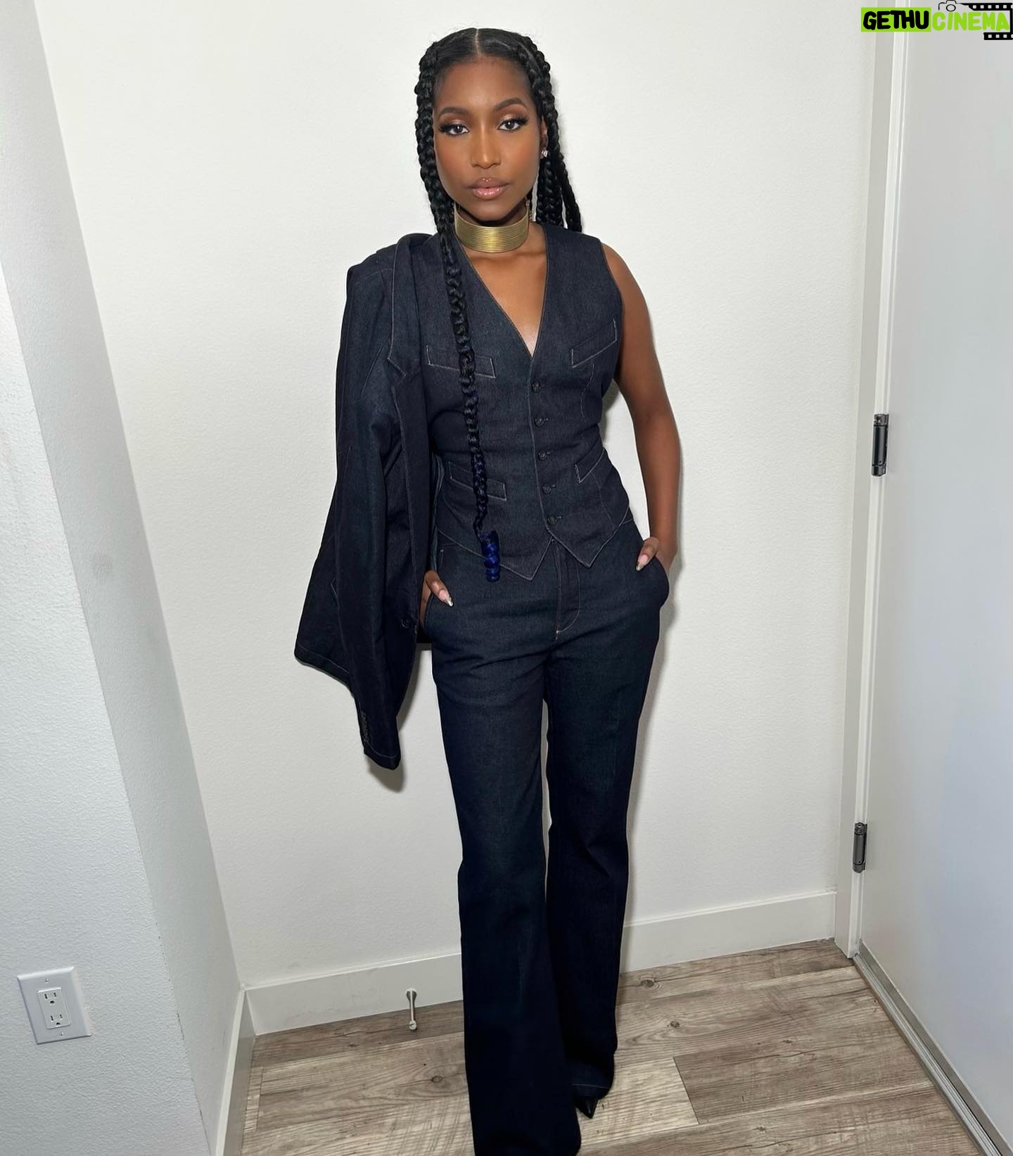 Carlacia Grant Instagram - I love a 3 piece suit paired with Nipsey blue knotless braids. 🤣🥰🫣 @PoloRalphLauren @ELLEUSA #HollywoodRising #PoloRLStyle Glam Hair @hushbychloe MUA @seanharrismakeup Stylist @orettac