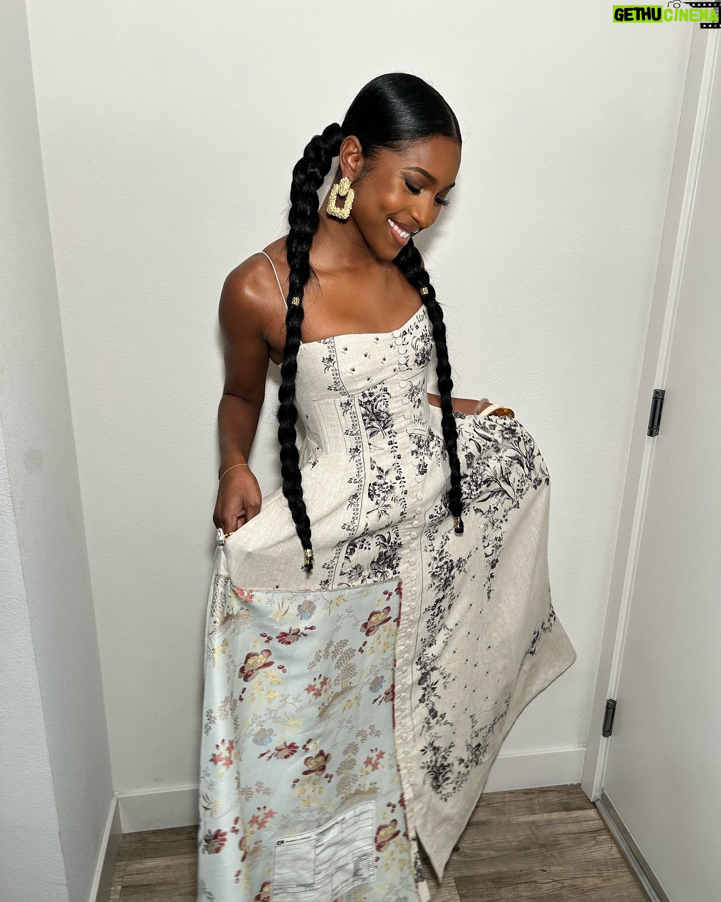 Carlacia Grant Instagram - A Flower in Bloom. 🌸🌺💐💕 Thank you @netaporter for a lovely evening amongst great artists. This dress is a stunning piece of art designed by @erdem Glam @orettac @hushbychloe @seanharrismakeup