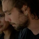 Carlos Cuevas Instagram – Ella es Riham, una chica brillante que acaba de cumplir 18 años. 

Hace dos años que vive en un campo de refugiados junto a su familia, pero más de diez desde que huyeron de Siria, el lugar donde nació. 

Este verano hemos ido hasta Samos, la última isla de Grecia, para poner el cuerpo y para conocer de cerca a personas como ella, que desde la banda privilegiada del Mediterráneo conocemos como “refugiadas”. 
A intentar entender lo que es injustificable: cómo la Unión Europea es capaz de abandonar indefinidamente a miles de personas en busca de asilo. 
Familias como la suya que, por ejemplo, huyen de la guerra de Siria y cruzan el mar para llegar a un continente que les cierra las fronteras en la cara o los empuja en caliente de nuevo hacia Turquía. 

La Europa de la vergüenza y la violencia estructural seguirá haciendo lo mismo con los afganos cuando lleguen pidiendo asilo después de que los talibanes hayan arrasado su país. 

Ella es Riham, una chica brillante que acaba de cumplir 18 años y que tendría que poder hacer lo que le diera la gana en cualquier lugar del mundo, pero Europa ha decidido denegarle el asilo.