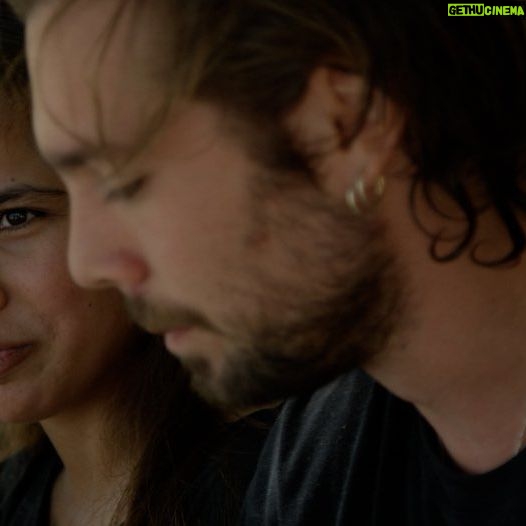 Carlos Cuevas Instagram - Ella es Riham, una chica brillante que acaba de cumplir 18 años. Hace dos años que vive en un campo de refugiados junto a su familia, pero más de diez desde que huyeron de Siria, el lugar donde nació. Este verano hemos ido hasta Samos, la última isla de Grecia, para poner el cuerpo y para conocer de cerca a personas como ella, que desde la banda privilegiada del Mediterráneo conocemos como "refugiadas". A intentar entender lo que es injustificable: cómo la Unión Europea es capaz de abandonar indefinidamente a miles de personas en busca de asilo. Familias como la suya que, por ejemplo, huyen de la guerra de Siria y cruzan el mar para llegar a un continente que les cierra las fronteras en la cara o los empuja en caliente de nuevo hacia Turquía. La Europa de la vergüenza y la violencia estructural seguirá haciendo lo mismo con los afganos cuando lleguen pidiendo asilo después de que los talibanes hayan arrasado su país. Ella es Riham, una chica brillante que acaba de cumplir 18 años y que tendría que poder hacer lo que le diera la gana en cualquier lugar del mundo, pero Europa ha decidido denegarle el asilo.
