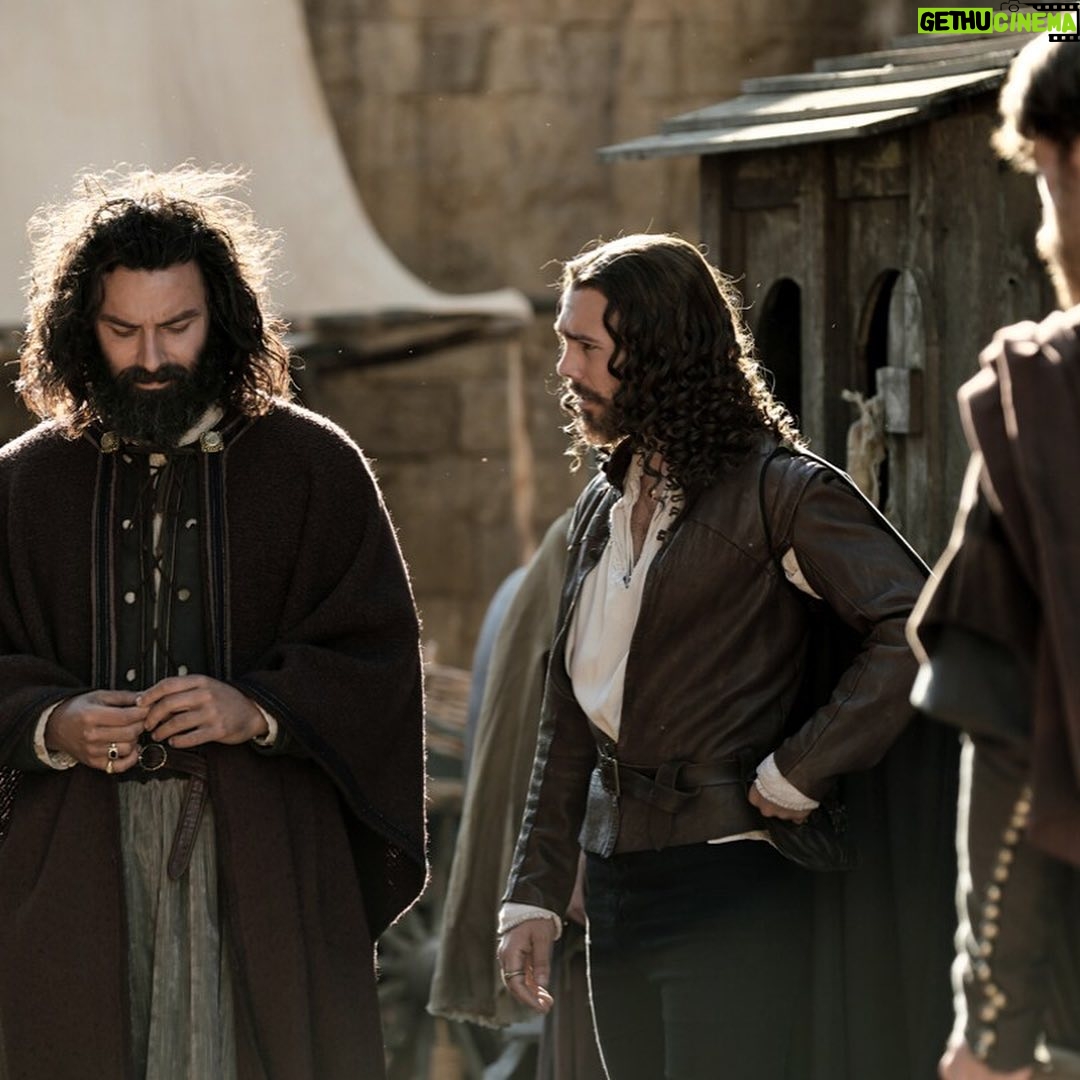 Carlos Cuevas Instagram - Leonardo y Salaì se conocen esta noche en el mercado de Milán. 🎨@rtve #LeonardoTheSeries