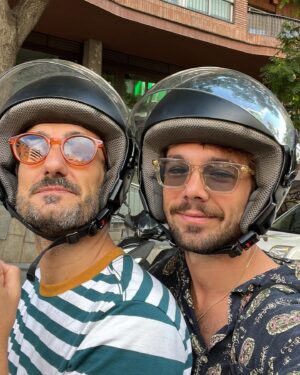 Carlos Cuevas Instagram - #Smiley ja és a @netflixes. Quant d’amor. 🙂♥️🎄

@leentrelineas 📸