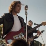 Carlos Cuevas Instagram - 45 REVOLUCIONES ya está en @netflixes por todo el mundo. A partir de hoy, podréis ver cómo me convertí en una estrella del rock de los 60. 🎸🔥