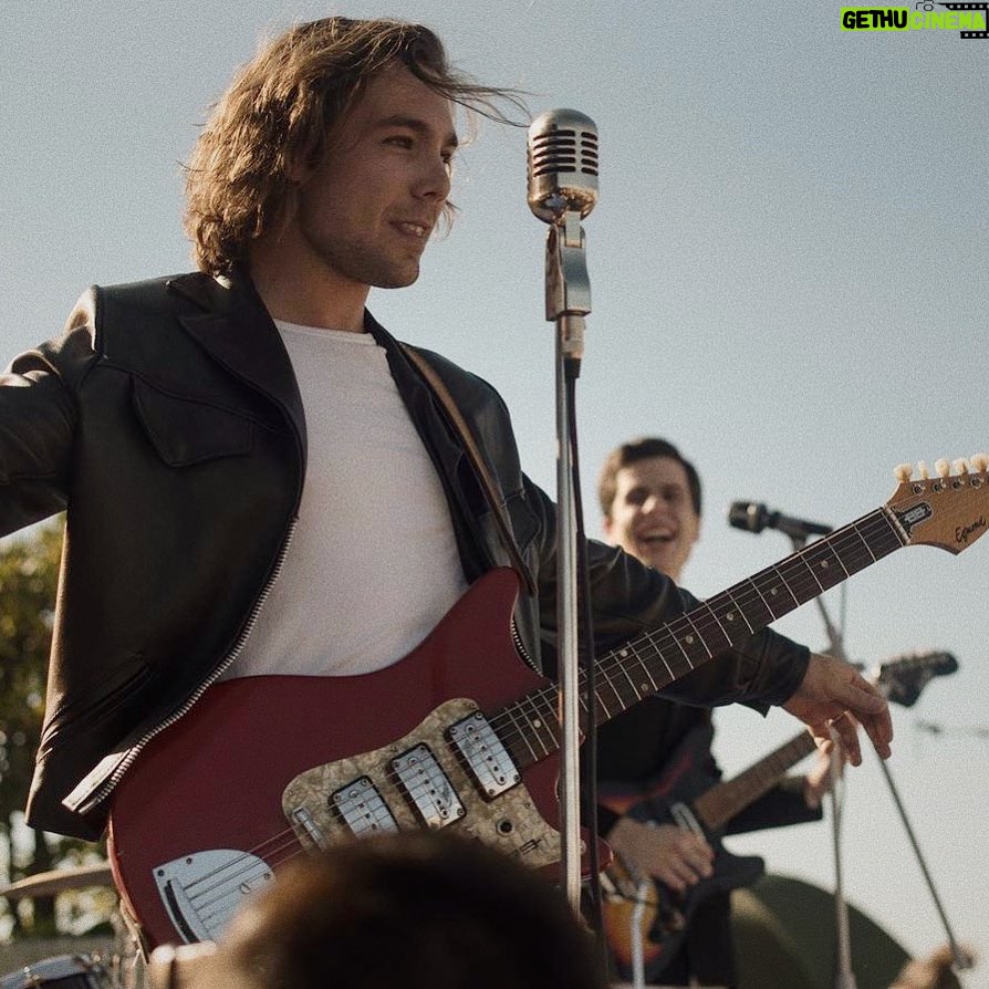 Carlos Cuevas Instagram - 45 REVOLUCIONES ya está en @netflixes por todo el mundo. A partir de hoy, podréis ver cómo me convertí en una estrella del rock de los 60. 🎸🔥
