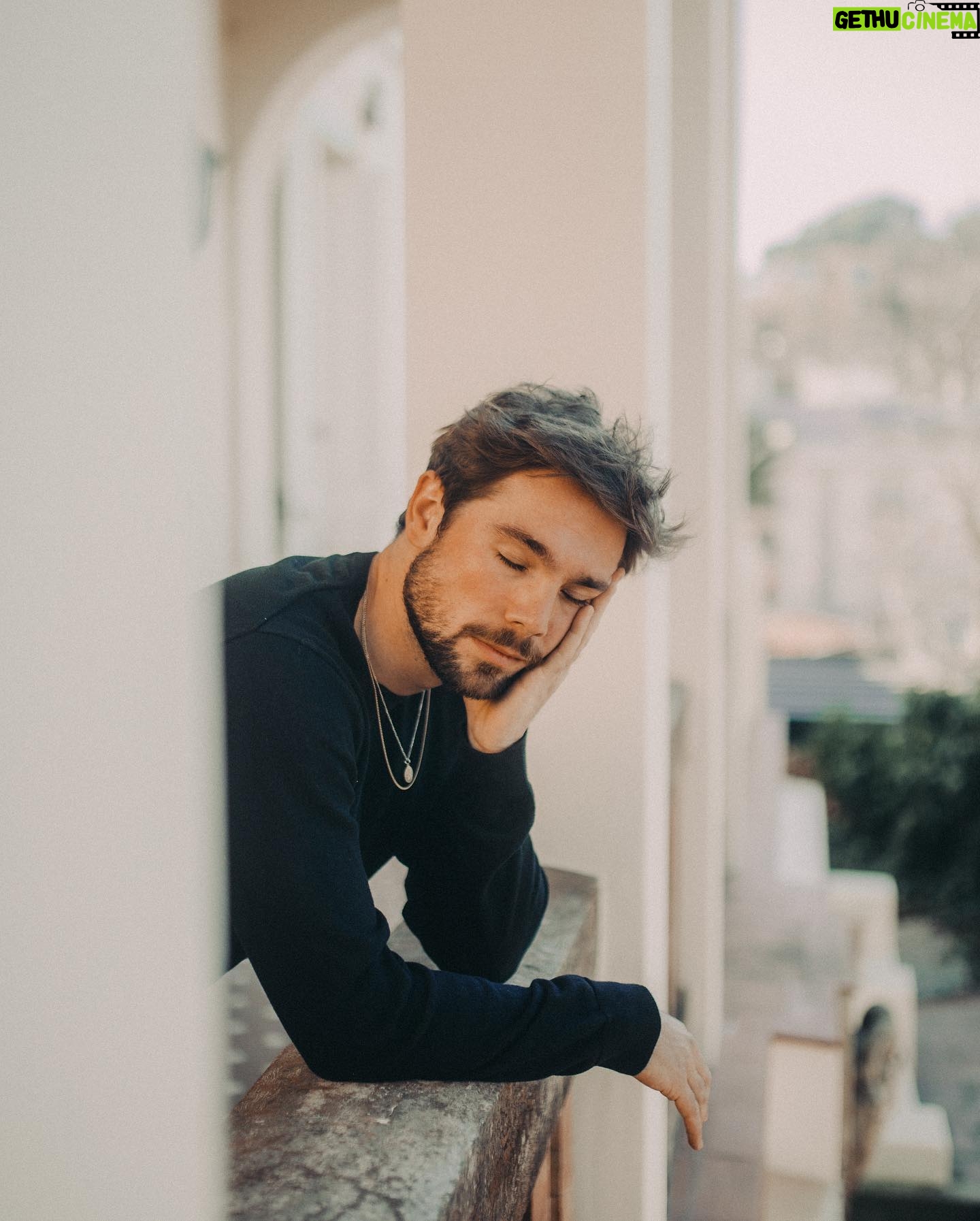 Carlos Cuevas - 272.6K Likes - un febrer de color blau π