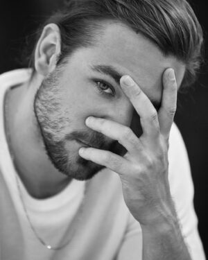 Carlos Cuevas Instagram - knock, knock  @revistag7 @florcisnerosph 📸