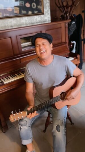 Carlos Vives Instagram - ¿Le cantamos juntos? Ya salió nuestra nueva canción ‘Tú o yo’ en todas las plataformas 🙌🏼 

Heyyyy! Corran a escucharla y ver el video con la espectácular @barbaraderegil