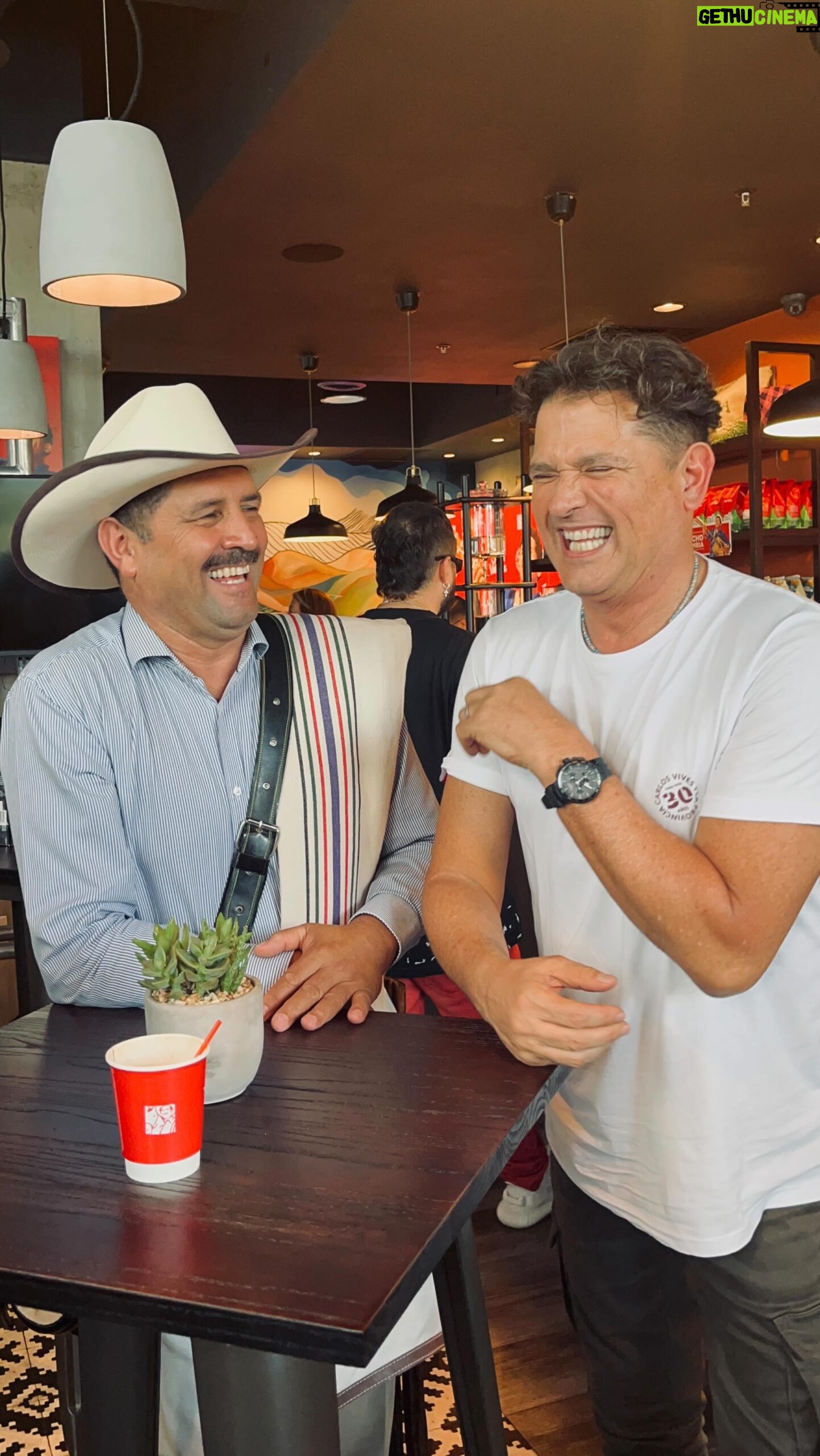 Carlos Vives Instagram - Gracias Carlos por personificar a Juan Valdez, nuestro ícono de la colombianidad. Tu partida nos deja un vació enorme. Gracias por los momentos compartidos. Descansa en paz un fuerte abrazo a la familia @juanvaldezcafe y a todos los caficultores🙏🏼