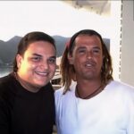 Carlos Vives Instagram – Santa Marta, año 2004: 
Silvestre: ¡heyyy Carlos! Mucho gusto, soy Silvestre Dangond
Carlos: Silvestre yo te conozco, me gusta tu canción ‘A blanco y negro’.

20 años después:
Carlos: ¡heyyy! ¿Y entonces?
Silvestre: O le cantas tú o le canto yo…

🎶Pre guarda ‘Tú o yo’ y sé el primero en escucharla el próximo 1 de mayo 🎶