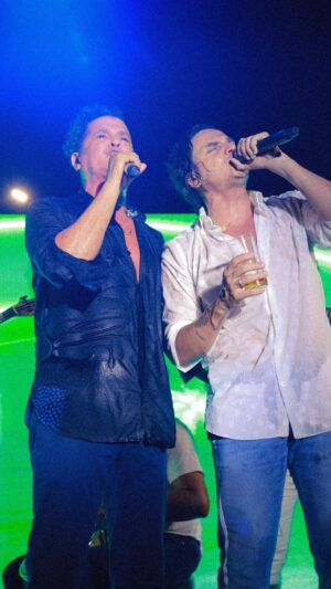 Carlos Vives Instagram - No hemos parado de disfrutar esta canción que fue hecha para ustedes. Cantémosle juntos al mundo!!! #TúoYo @carlosvives!