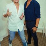 Carlos Vives Instagram – Le cantamos juntos a Valledupar, Charles! ‘Tú o yo’ ya está en la calle. Disfrútenlo!!! @carlosvives
