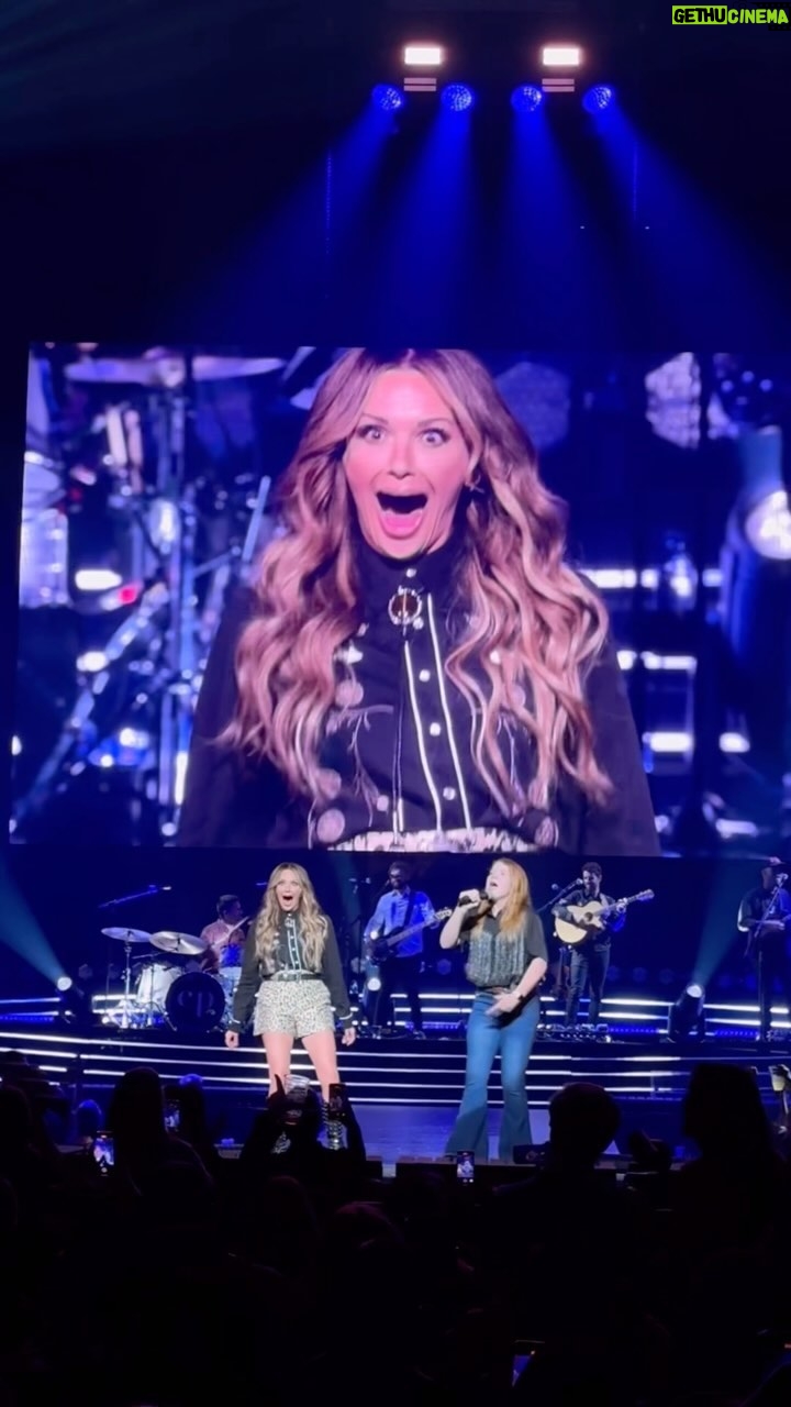 Carly Pearce Instagram - Y’all meet Sydney. Tonight at the show in Seattle, she had a sign that said “Can I sing Never Wanted To Be That Girl with you?” I didn’t see it until the end of my set, and on a whim asked her if she knew the words to What He Didn’t Do… then this happened. Hey Sydney, you reminded me tonight of what dreams are made of. (And also, look at her go!!!!!!!! ❤️😭‼️🤍)
