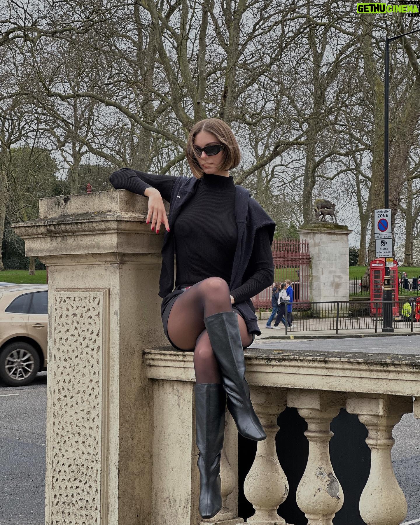 Carmel Rose Instagram - Touchdown in London town 🇬🇧 @alo
