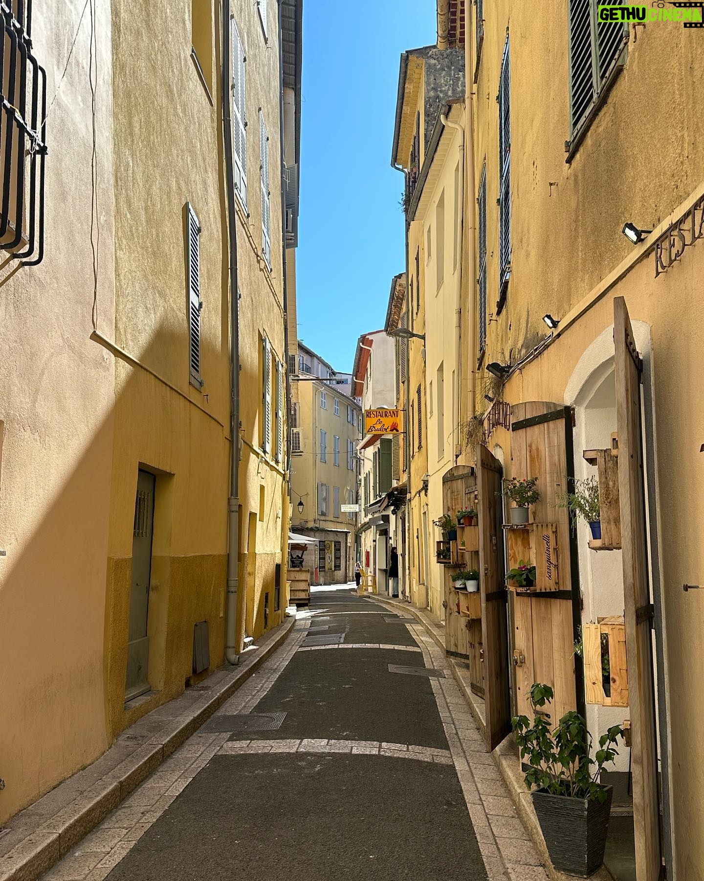 Carmel Rose Instagram - Postcards from the most perfect apartment on the French Riviera 🍓 @buckingham_lloyds