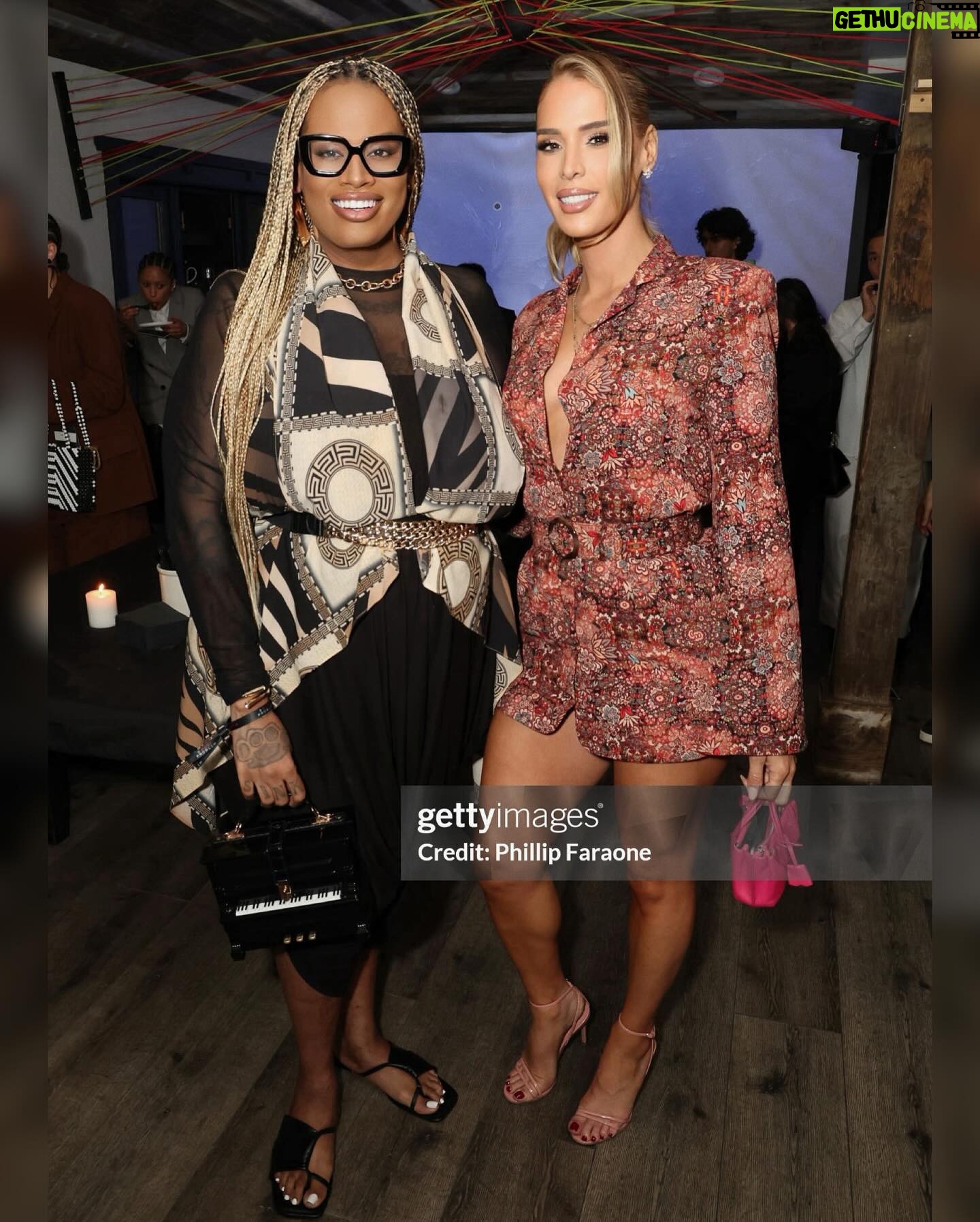 Carmen Carrera Instagram - Had an amazing evening with @netflix & @3bodyproblem ♥️ thank you @ashleemariepreston for a lovely sister date ☺️♥️ This show is a must watch, I was locked in 🙌 Show comes out this Wednesday March 21. A must watch 👏👏 #netflix #netflixseries #3bodyproblem 👗: @bronxandbanco 👠: @zara 👛: @mcmworldwide Fragrance: @parfumsdemarly Delina Exclusiv 💗