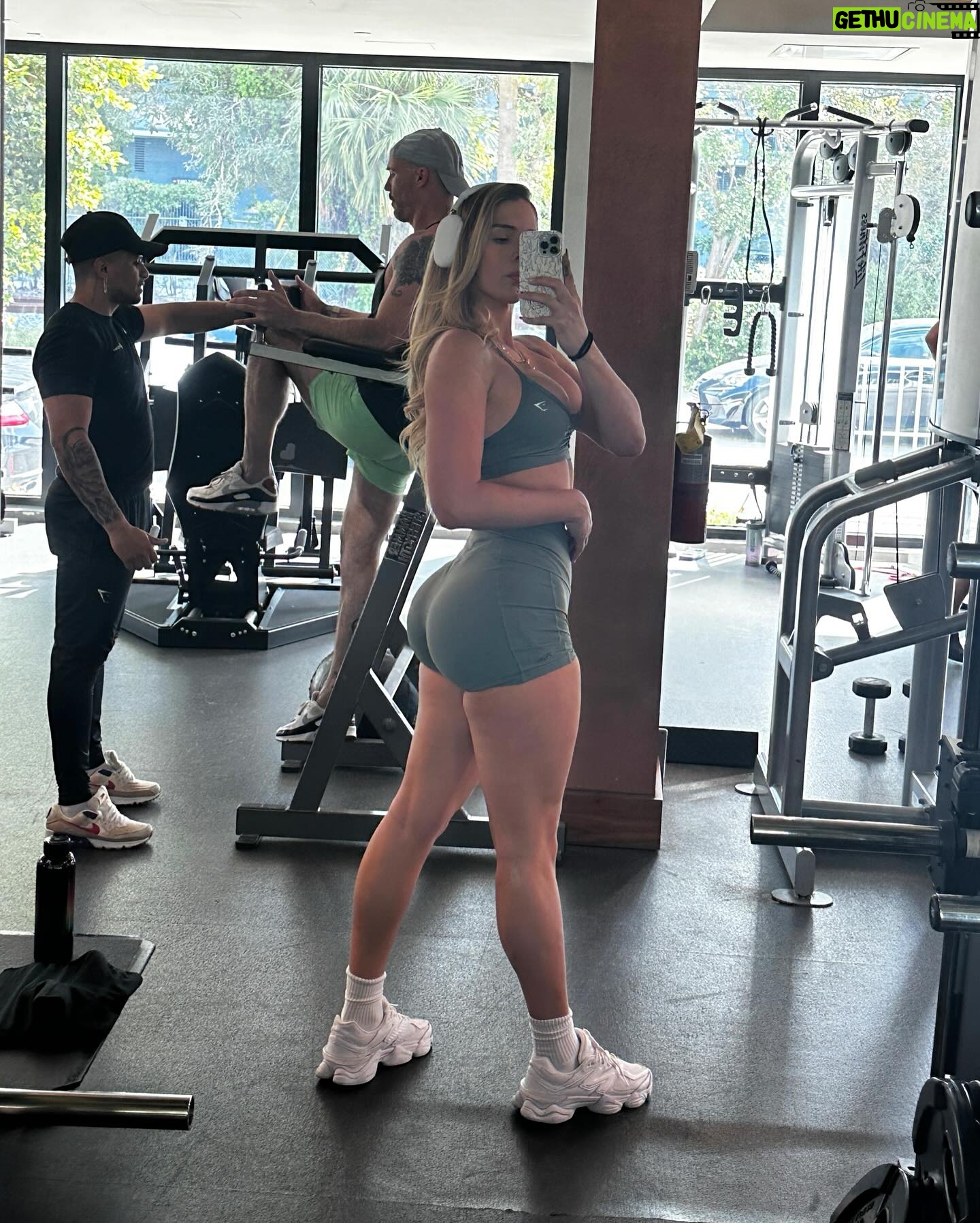 Carmen Carrera Instagram - Flexing my girl muscles on this beautiful & blessed day 💚💛 besos 😘💋💋💋💋
