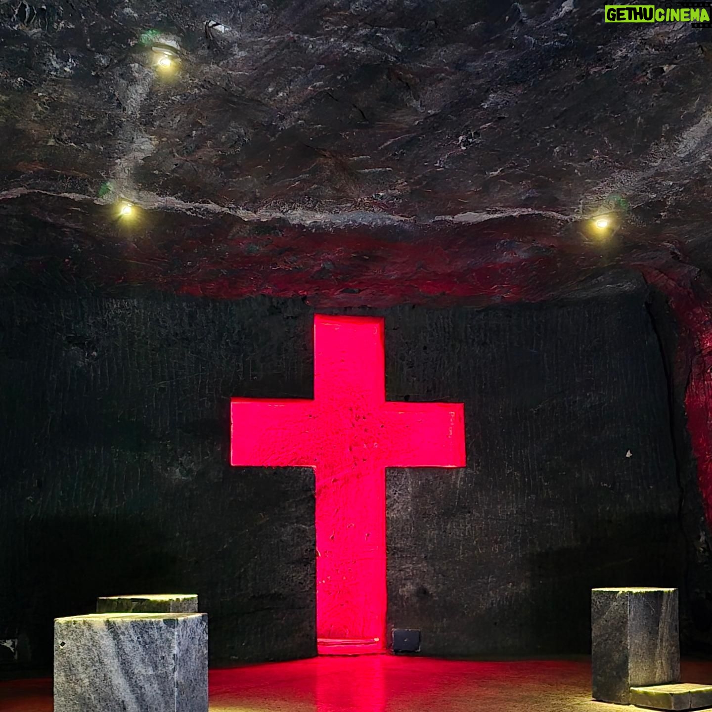 Carmen Villalobos Instagram - Catedral de Sal de Zipaquirá patrimonio cultural, religioso y ambiental! Hoy por hoy la maravilla # 1 de Colombia 🇨🇴 @catedraldesal @tonylozanoj #david #betty