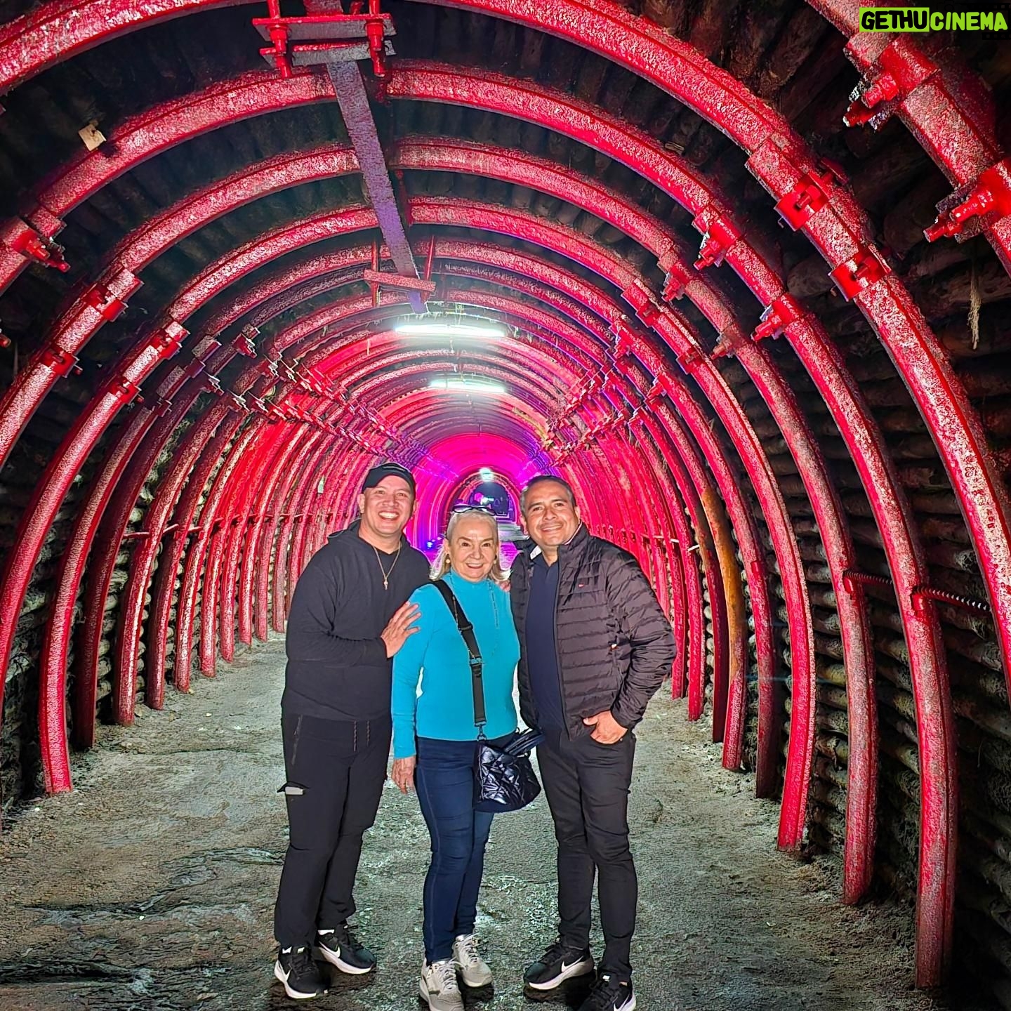 Carmen Villalobos Instagram - Catedral de Sal de Zipaquirá patrimonio cultural, religioso y ambiental! Hoy por hoy la maravilla # 1 de Colombia 🇨🇴 @catedraldesal @tonylozanoj #david #betty