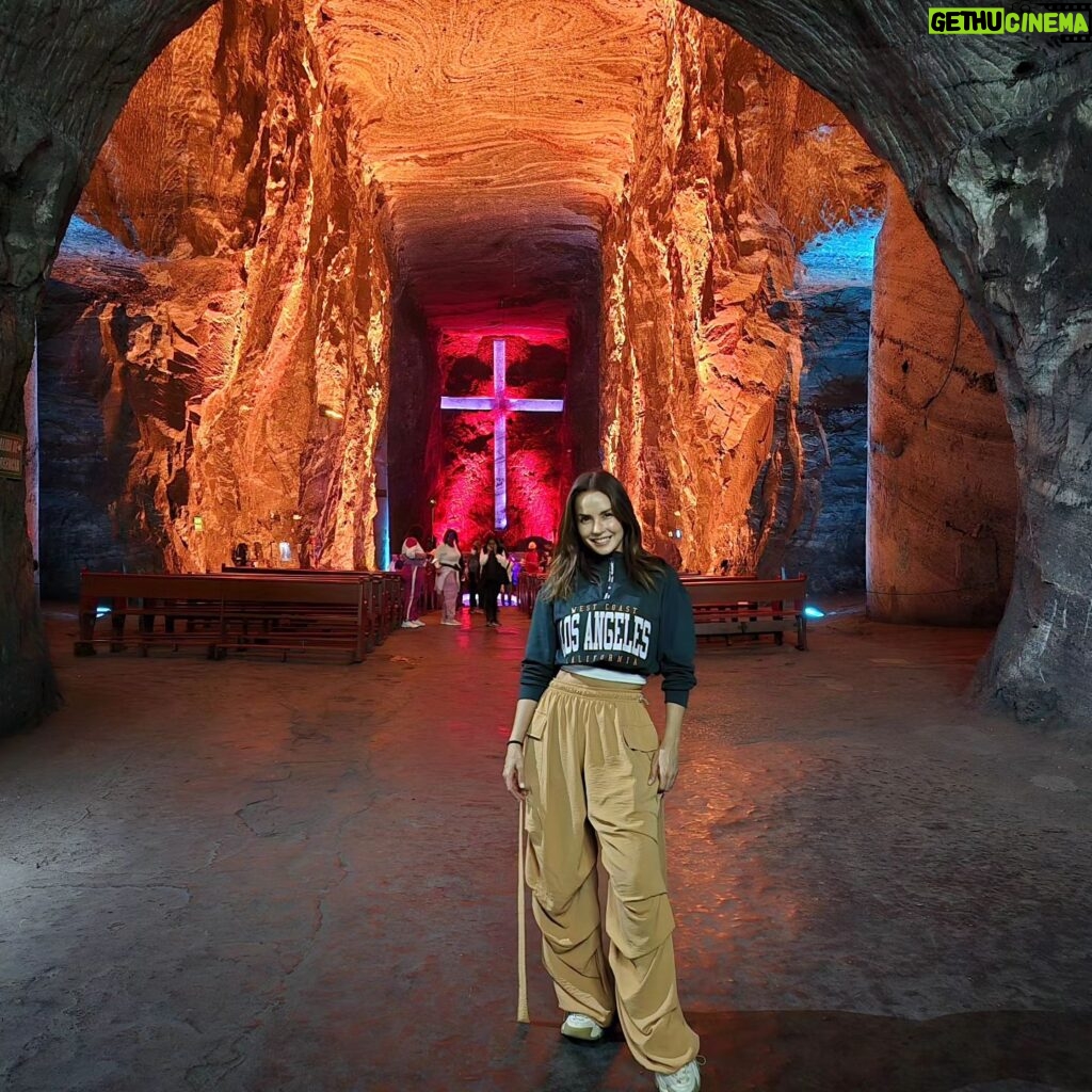 Carmen Villalobos Instagram - Catedral de Sal de Zipaquirá patrimonio cultural, religioso y ambiental! Hoy por hoy la maravilla # 1 de Colombia 🇨🇴 @catedraldesal @tonylozanoj #david #betty