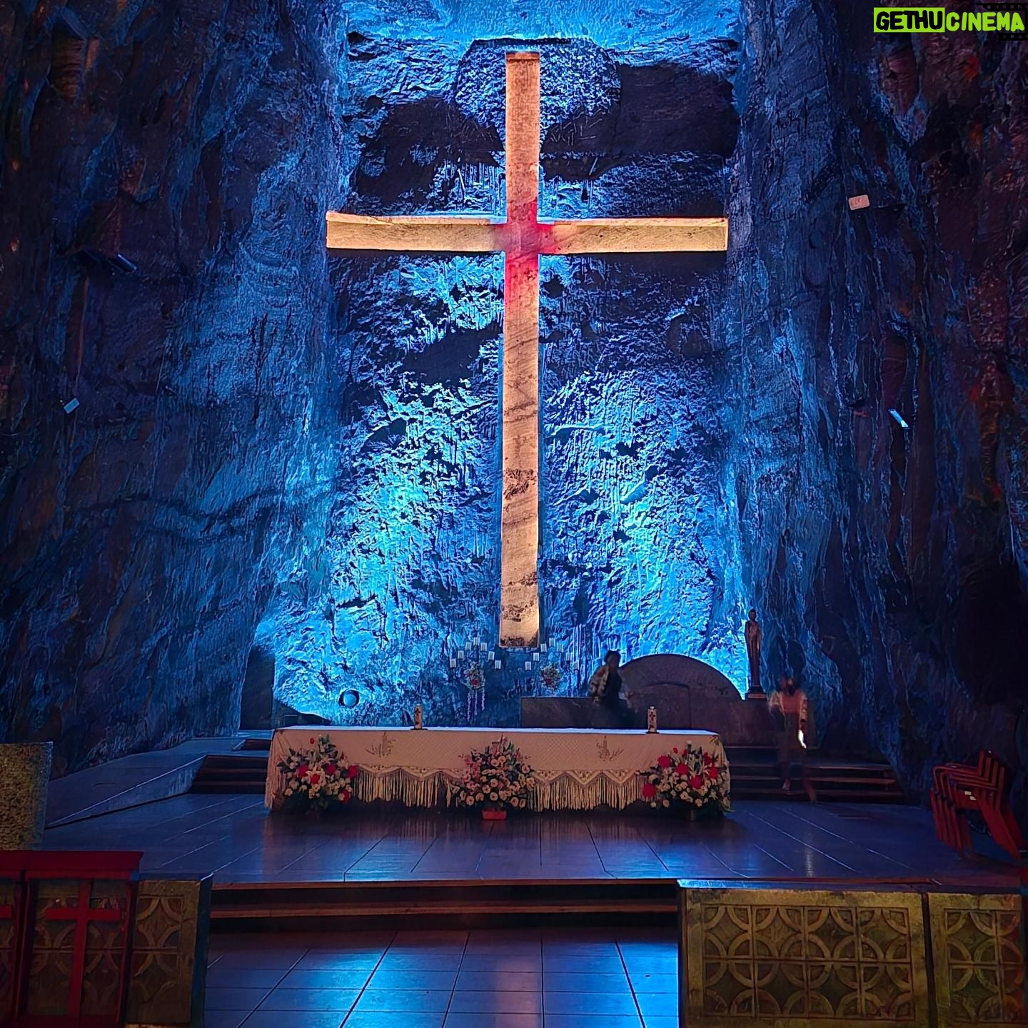 Carmen Villalobos Instagram - Catedral de Sal de Zipaquirá patrimonio cultural, religioso y ambiental! Hoy por hoy la maravilla # 1 de Colombia 🇨🇴 @catedraldesal @tonylozanoj #david #betty